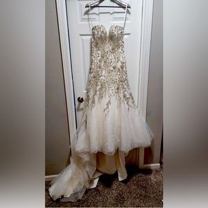wedding dress size 6 preowned, ivory, lace, beading, sequence, strapless, A-line